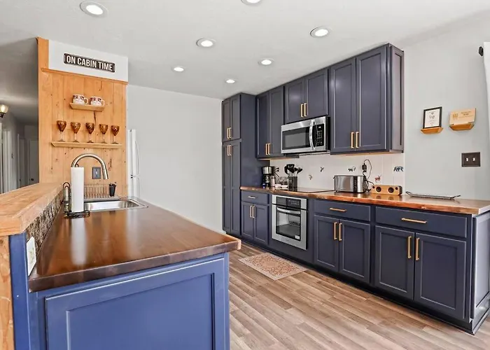 Newly Remodeled Pet Friendly Strawberry Cabin